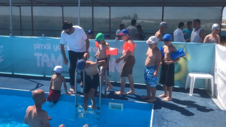 Denizden Uzakta Yüzme Öğreniyorlar