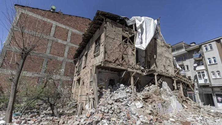 Komşuda Korkutan Deprem