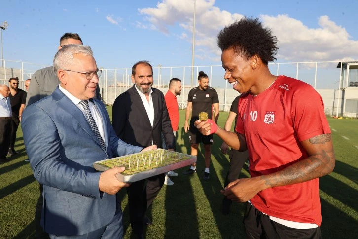 Vali Şimşek'ten Baklava İkramı