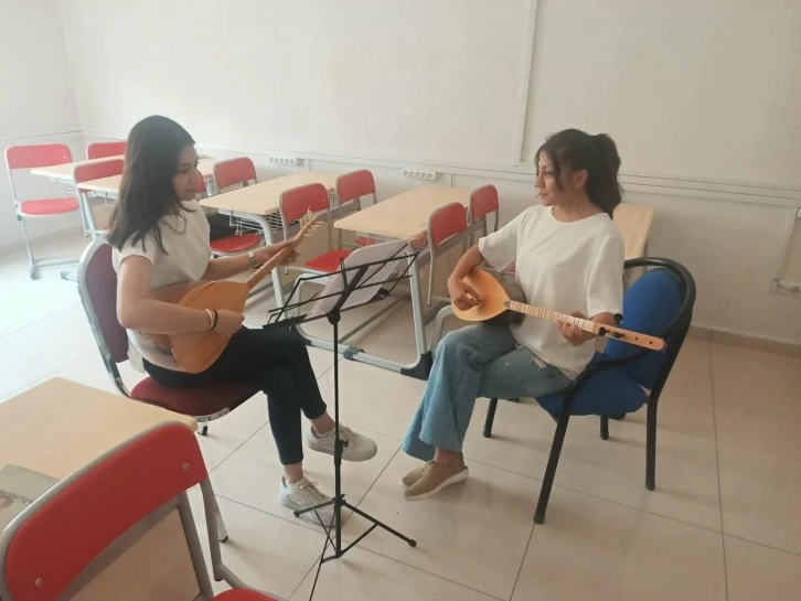 Sivaslılar Saz Çalmayı Öğreniyor - Ulaş'ta Bağlama Kursu Açıldı