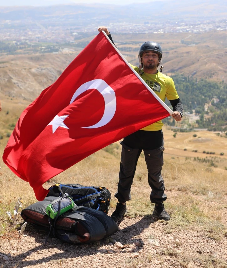 Sivaslı Sporculardan “Saygı Uçuşu”