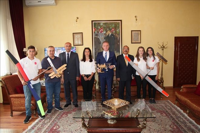 GÜL, MODEL UÇAKLARI İNCELEDİ