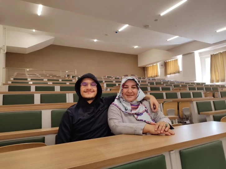 Üniversiteye Oğlu İle Kayıt Oldu