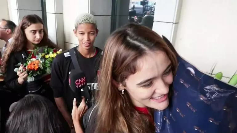 Şampiyonlar Yurda Kupayla Döndü