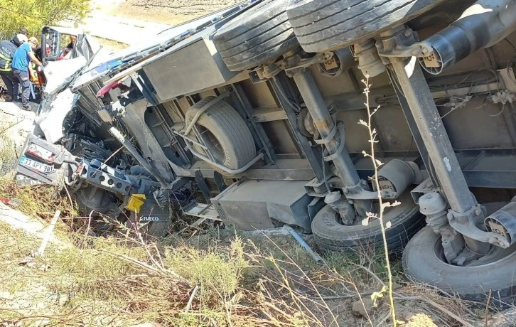 Tır Devrildi Sürücü Sıkıştığı Yerden Zor Kurtarıldı