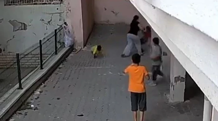 Koşusu 8 Yaşındaki Çocuğu Öldüresiye Dövdü