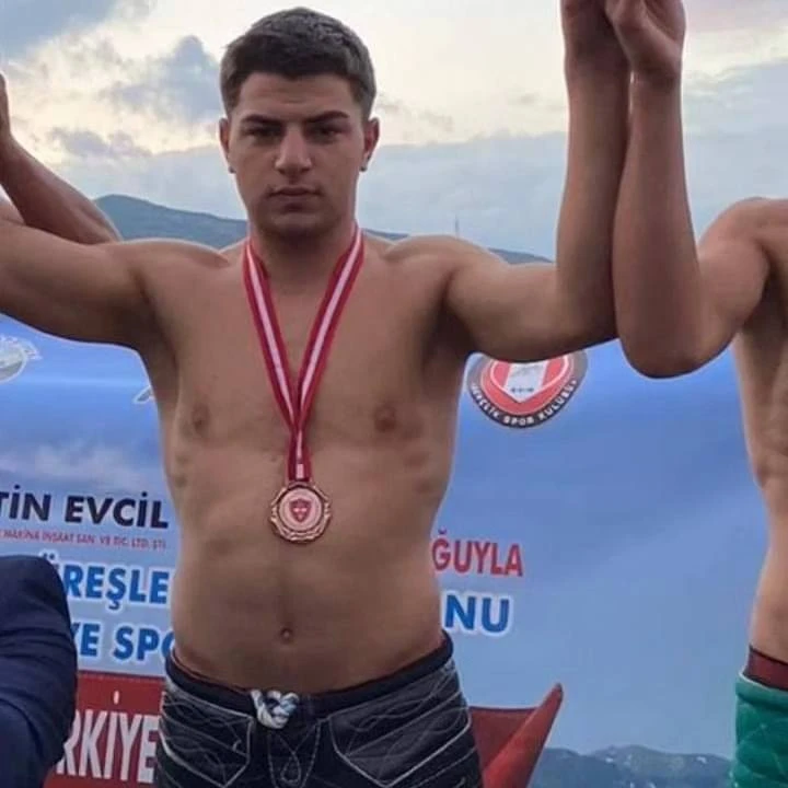 Sivaslı Emre Bronz Madalyayı Kaptı