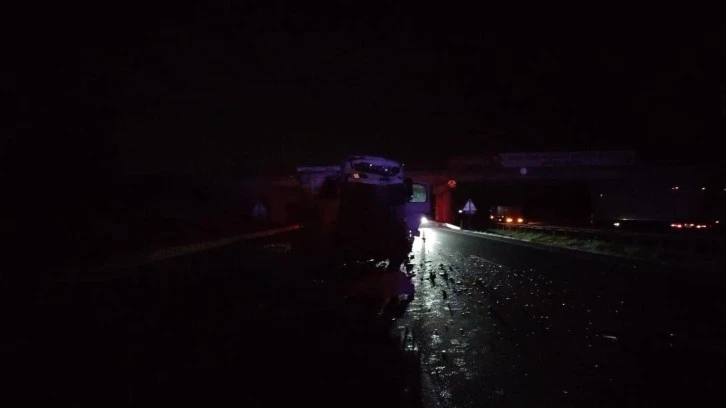 Yolcu Otobüsüyle Tır Çarpıştı: 4’ü Ağır 27 Yaralı