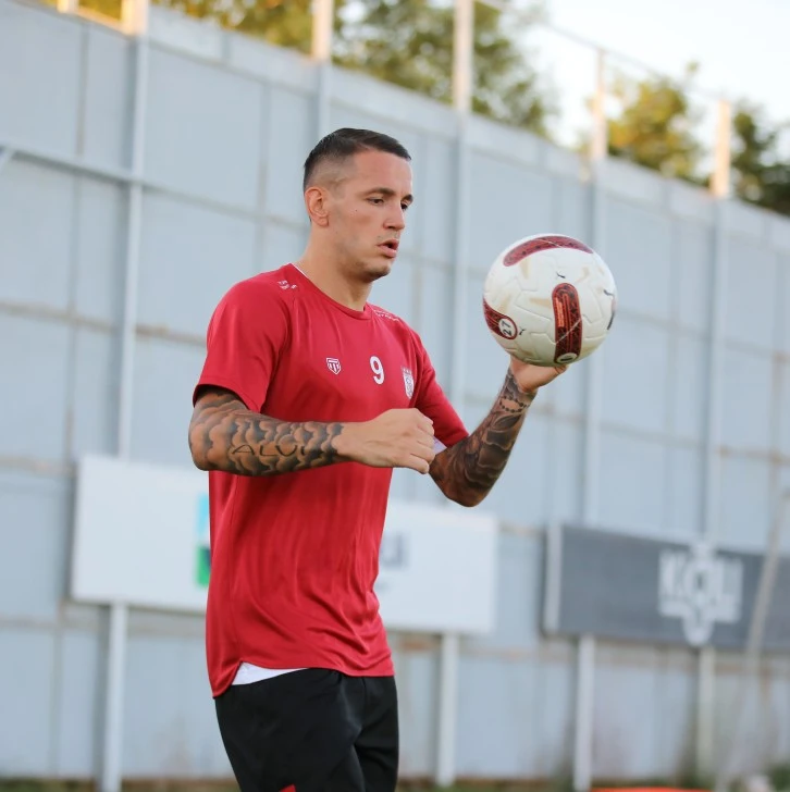 Rey Manaj, Adapte Olamadı Mı?