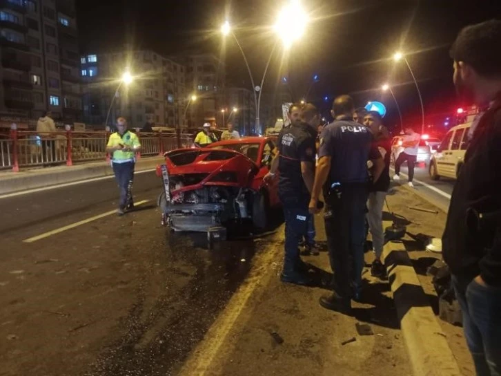 Kaza Yapan Aracı Gördü, Yaralı Kardeşini Aradı