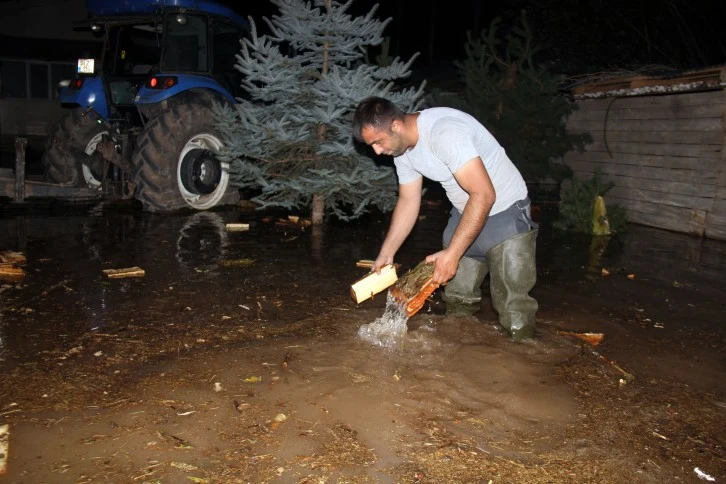 Sula Hattı Patladı Ahırı Su Bastı