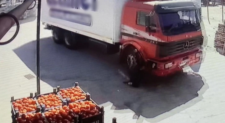 Hareket Halindeki Kamyona Binmek İstedi Canından Oldu