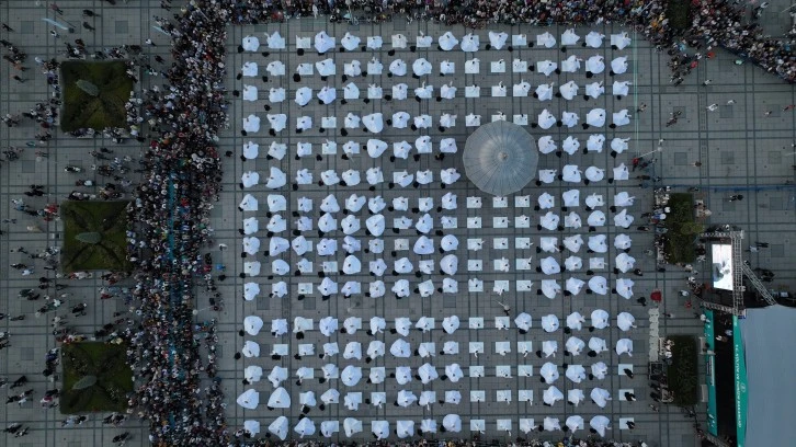 Mevlana'nın Huzurunda 250 Semazen