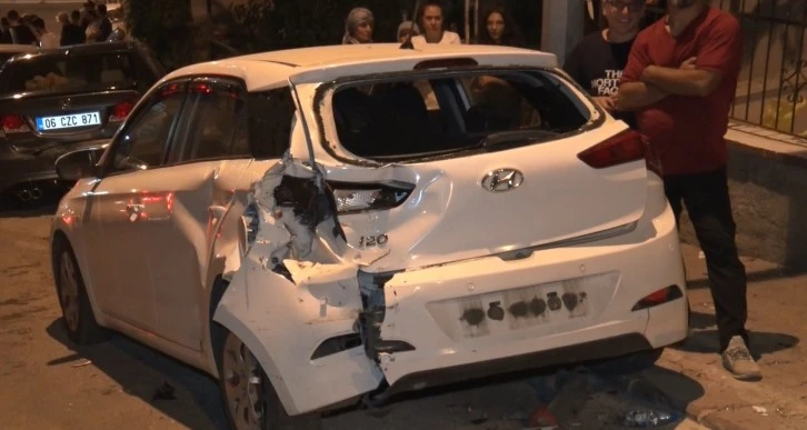 Freni Tutmayan İş Makinesi Park Halindeki 4 Otomobile Çarptı