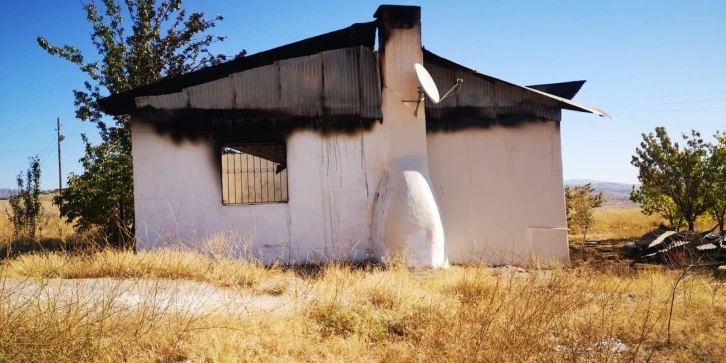 Sivas'ta Feci Olay! Yangında Tüp Patladı Yaşlı Çift Öldü