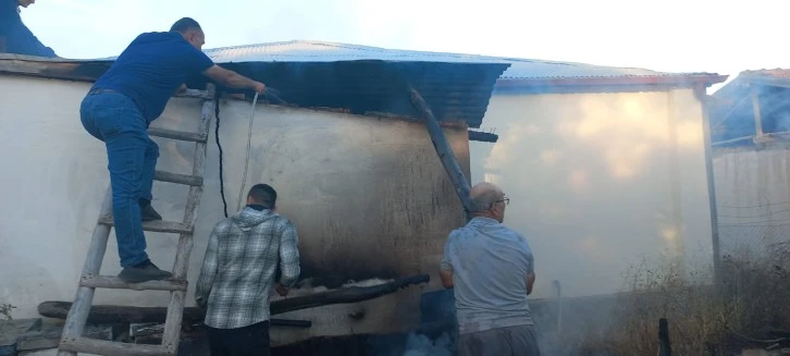 Sivas'ta Bir İlginç Olay - Komşusunun Odunluğunu Yaktı