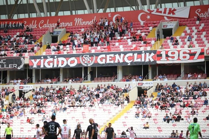 Sivas 4 Eylül Stadyumunda Büyük Boşluklar