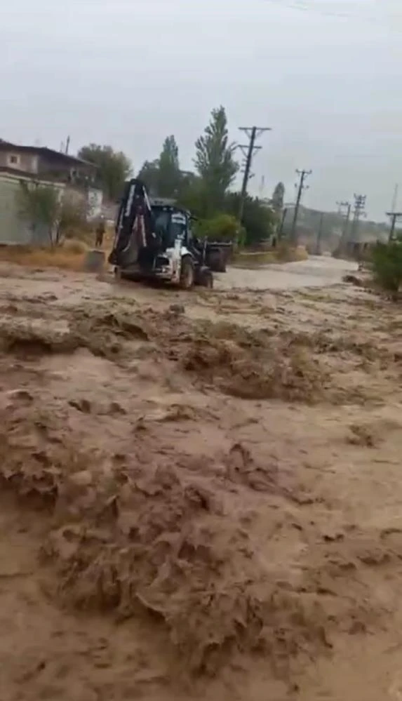 Niğde'de Sağanağa Teslim Oldu