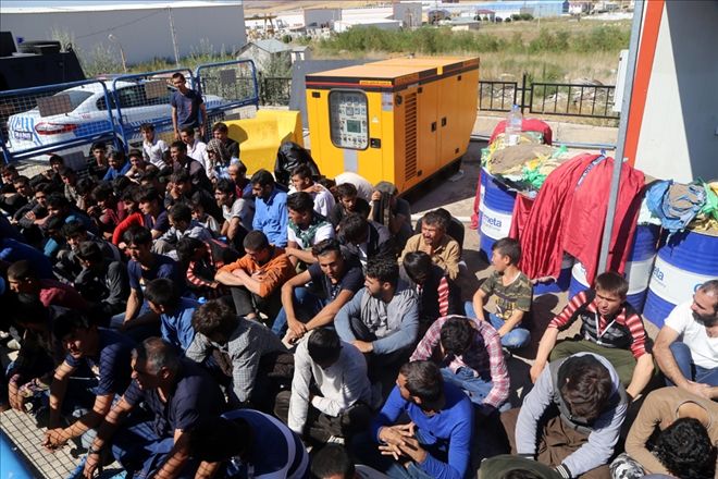 54 KİŞİLİK OTOBÜSTE 118 MÜLTECİ