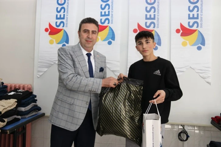 Sivas'ın Esnaflarından Çıraklara Giyecek Yardımı
