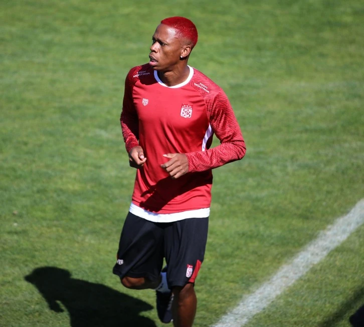 N’Jie Yeni Saç Stiliyle Şaşırttı