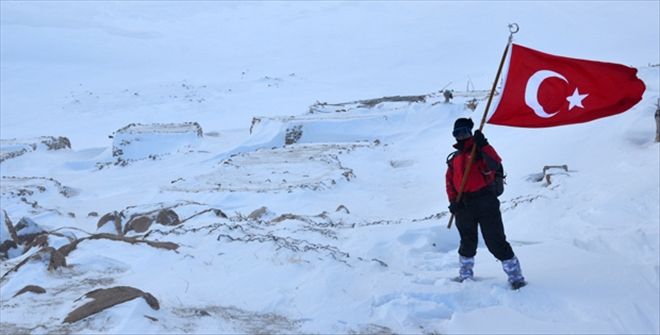 ŞEHİTLER ANASINA ZİRVEYE ÇIKTILAR