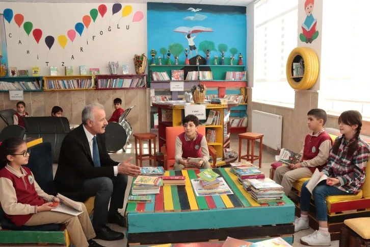 Sivas Milli Eğitim Müdürü Öğrencilerle Kitap Okudu
