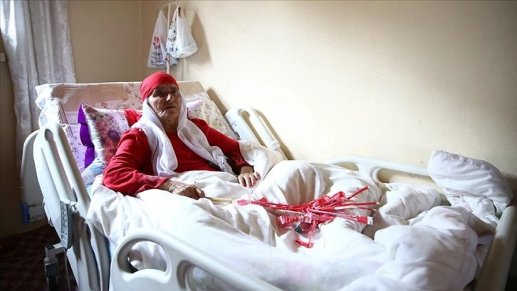 Hasta Yatağında Bile "Kırmızı"dan Vazgeçmiyor