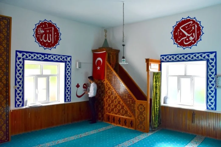 Camilerde Sanatını İcra Ediyor