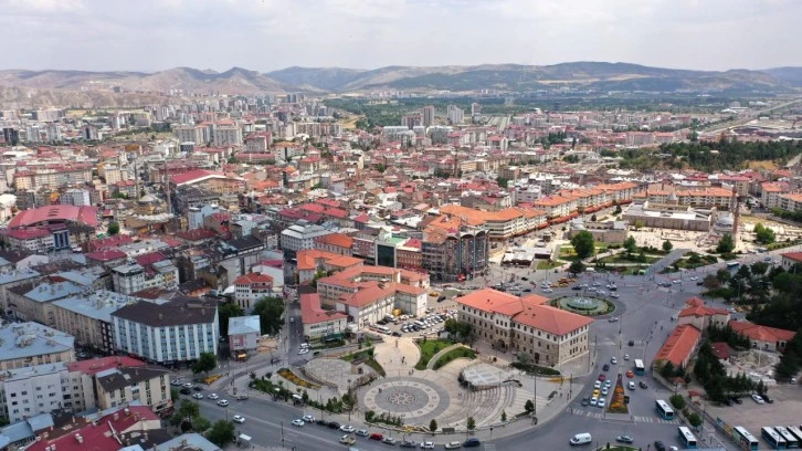 Sivas’ta Vatandaşlara ‘Bir Film Olmak İsteseniz Hangi Tür Film Olurdunuz?’ ve ‘Süper Gücünüz Olsa Ne Olmasını İsterdiniz?’ Diye Sorduk.
