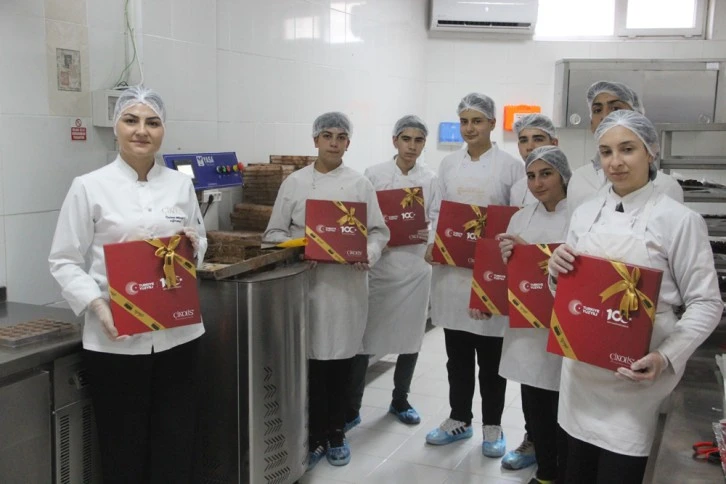 Sivaslı Liselilerden Cumhuriyet'in 100. Yaşına Özel Çikolata