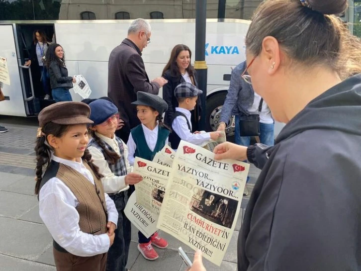 Minik Öğrenciler Sivas'ta Cumhuriyet'in İlanını Duyurdu