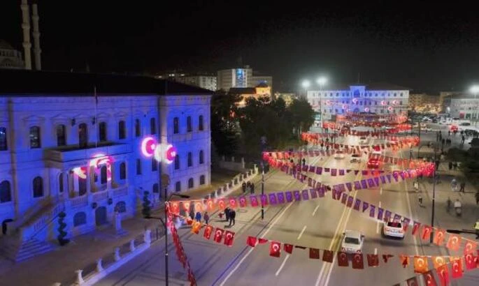 Biz Kurduk Biz Yaşatacağız