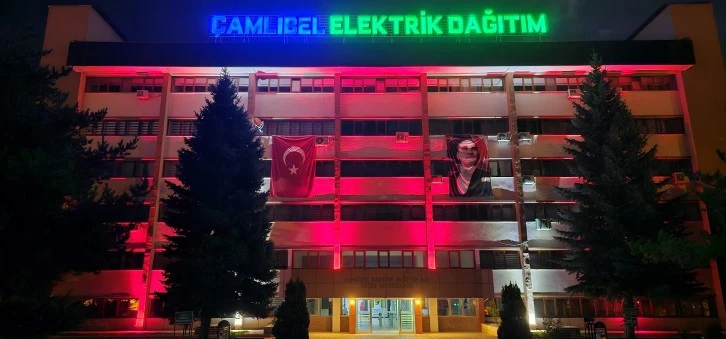 ÇEDAŞ Sivas'ta Türk Bayrağının Rengiyle Sokakları Aydınlattı