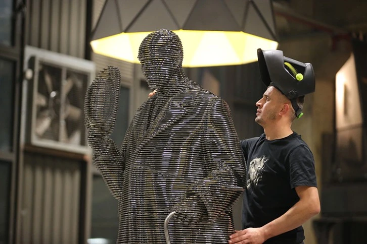 Atatürk'ün Çelikten Heykelini Yaptı