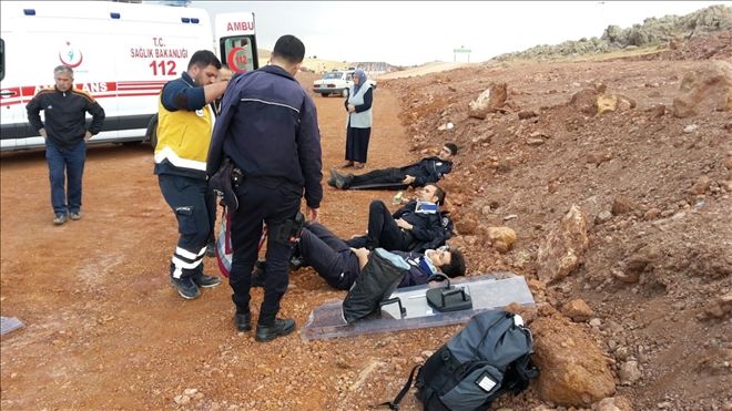 POLİSLERİ TAŞIYAN MİNİBÜS DEVRİLDİ: 7 YARALI