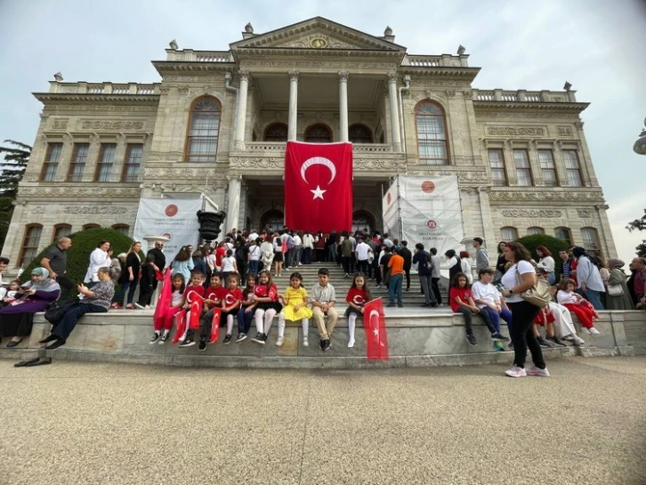 Dolmabahçe Sarayı'na Ziyaretçi Akını
