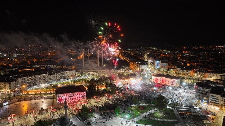 Sivas'ta Tarihi Meydanda Cumhuriyet Coşkusu