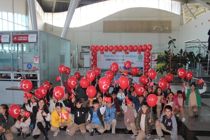 Kırsaldaki Öğrenciler İlk Kez Uçağı Yakından Gördü