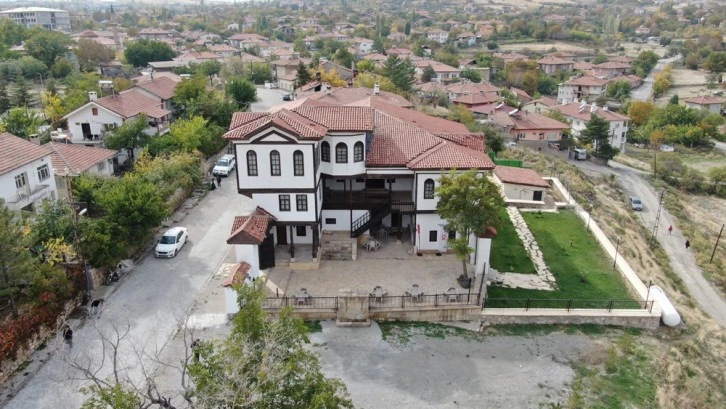 Bu Konağı Ardıç Direkler Ayakta Tutuyor