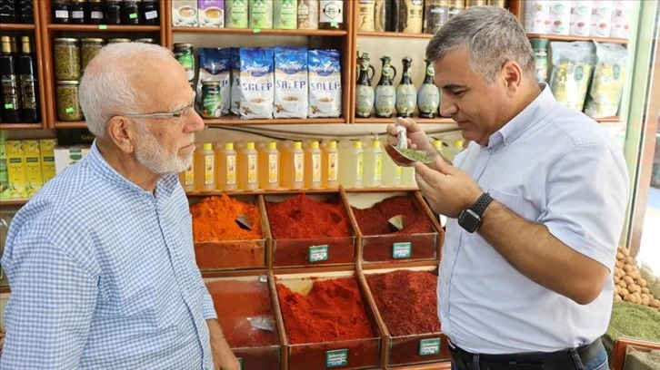 Kokuların Elçiliğini Yapıyor