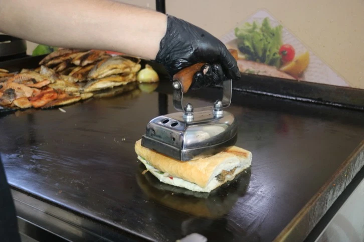Sivas'ta Ütüyle Balık Tost Yapıyor