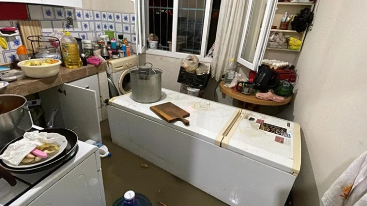 Ev ve İş Yerlerini Su Bastı