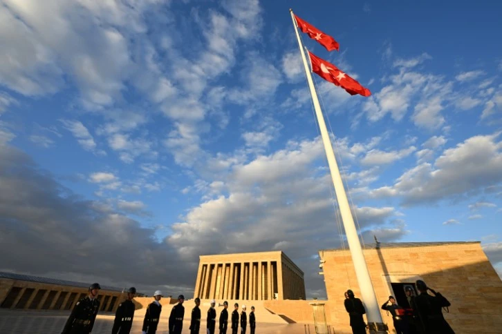 Anıtkabir'de Bayrak İndirilmeden Değiştiriliyor