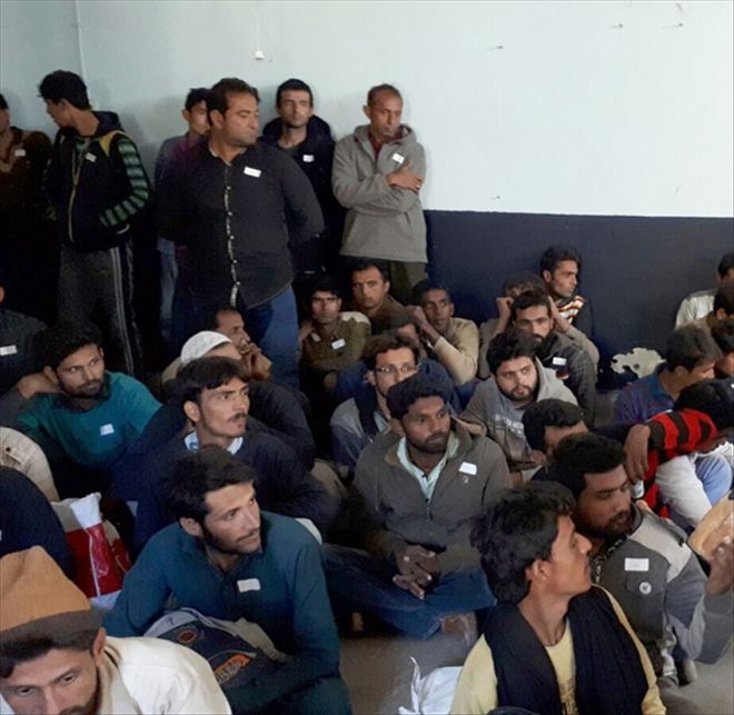 YOLCU OTOBÜSÜNDE 139 KAÇAK GÖÇMEN YAKALANDI