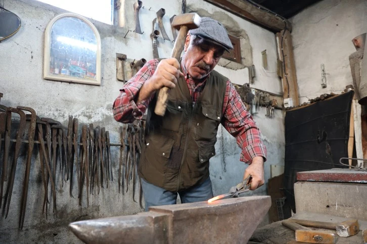 Sivaslı Demirci Ustası Binlerce Yıllık Mesleği Yaşatıyor
