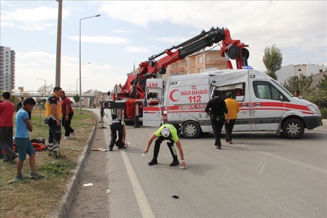 AMBULANSLA OTOMOBİL ÇARPIŞTI: 1 ÖLÜ, 2 YARALI