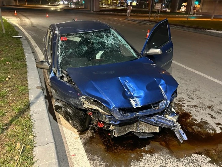 Sivas'ta Otomobil Köprü Duvarına Çarptı