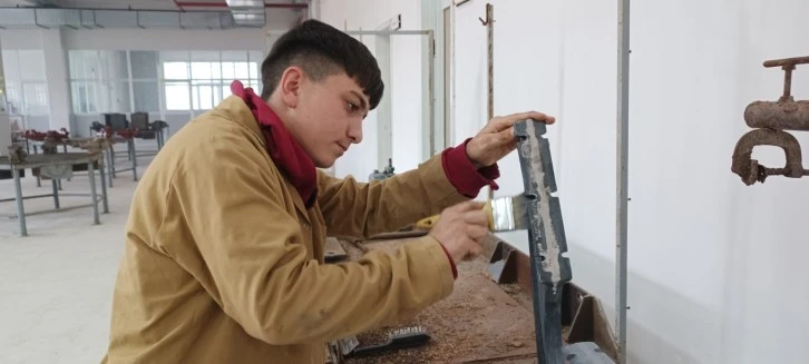 Okul İhtiyaçlarını Kendileri Üretiyor