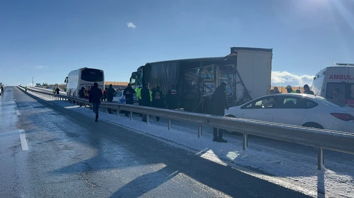 Sivas'ta Otobüs ile Tır Çapıştı: 1 Ölü 2 Yaralı